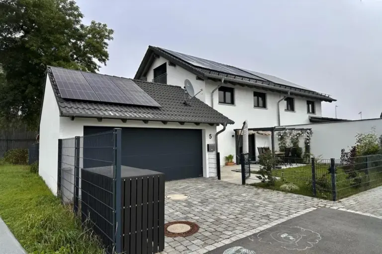 Modernes Einfamilienhaus mit Solaranlage auf Haupt- und Garagendach, gepflegter Garten und Einfahrt