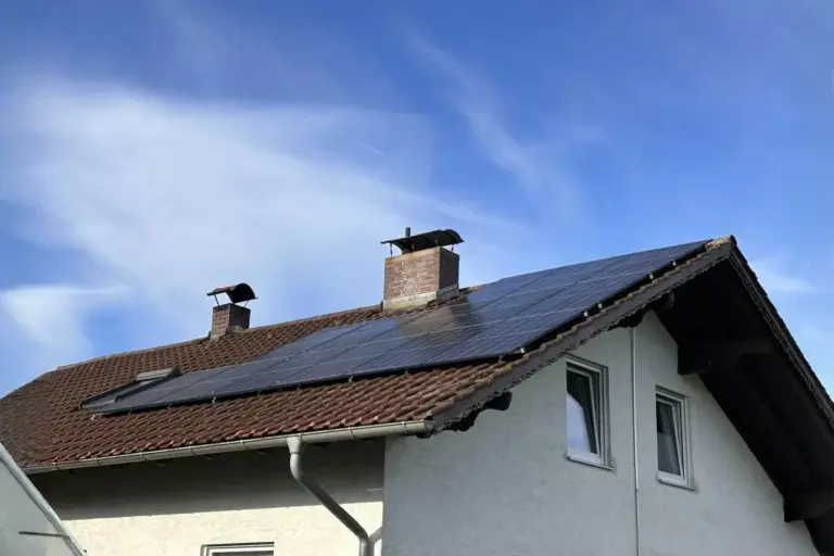 Photovoltaikanlage auf Einfamilienhaus mit Ziegeldach und drei Kaminen