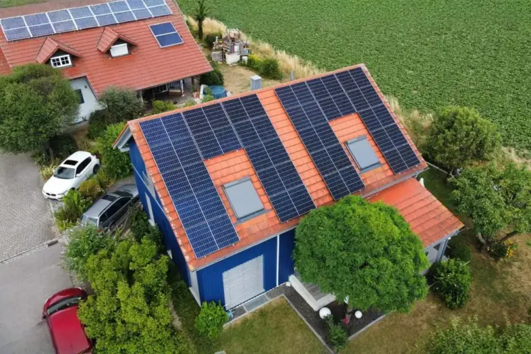 Photovoltaikanlage auf Einfamilienhaus – Dachmontage zur Eigenstromversorgung