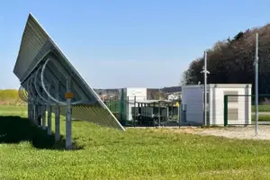 Nachgeführte Freiflächen-PV-Anlage mit Technikcontainern und Batteriespeicher