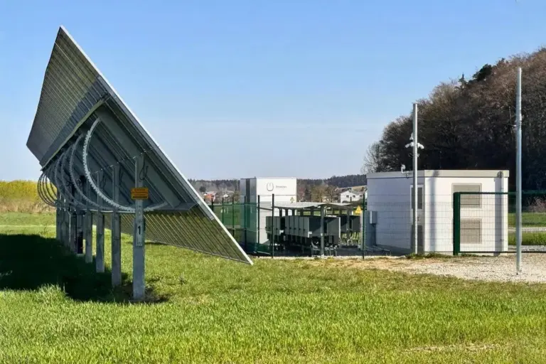 Nachgeführte Freiflächen-PV-Anlage mit Technikcontainern und Batteriespeicher