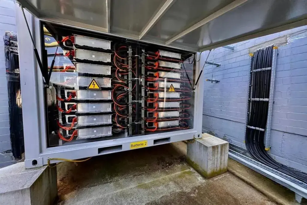 FENECON Industrial M – Innenansicht eines Batteriecontainers mit Lithium-Ionen-Modulen und DC-Verkabelung