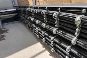 Professionelle Kabelverlegung mit mehrfachen Kabeltrassen und Schellen in Energiecontainer