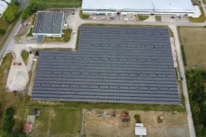 Zentral platzierte Freiflächen-Photovoltaikanlage auf Industrieareal, Luftaufnahme