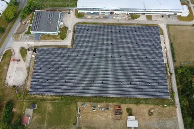 Zentral platzierte Freiflächen-Photovoltaikanlage auf Industrieareal, Luftaufnahme