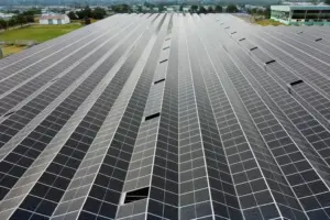 Symmetrische Nahaufnahme einer Freiflächen-Photovoltaikanlage mit starker Linienführung