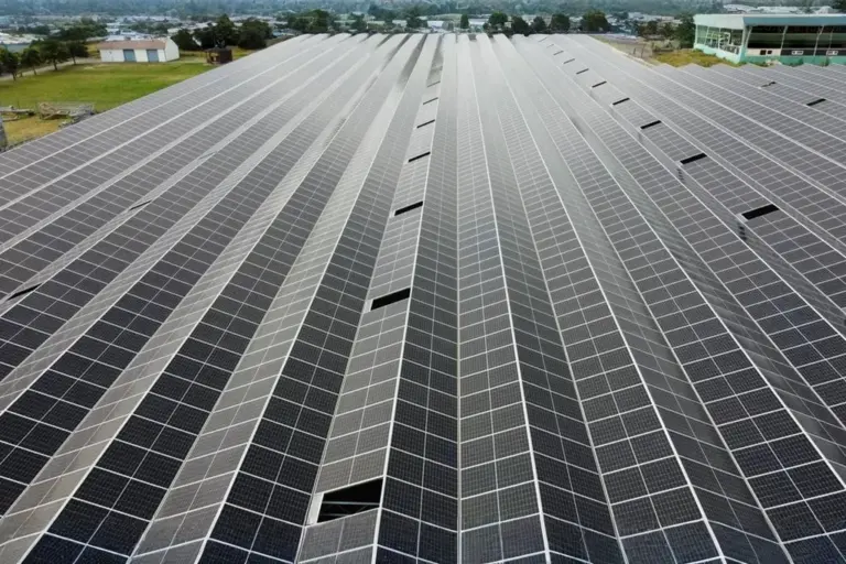 Symmetrische Nahaufnahme einer Freiflächen-Photovoltaikanlage mit starker Linienführung
